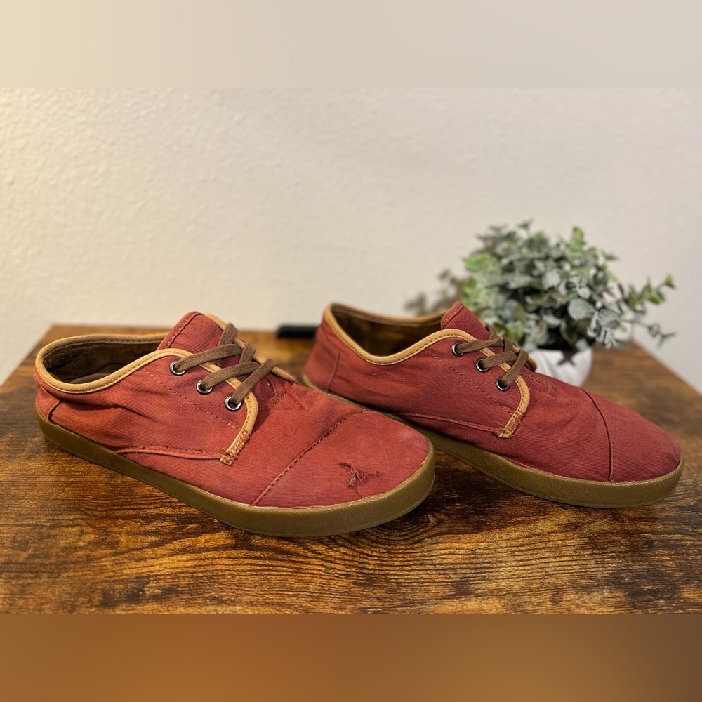 Toms maroon shoes
